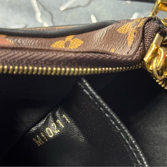 Louis Vuitton Reverse Monogram Giant Double Zip Pochette - Picture 7 of 10